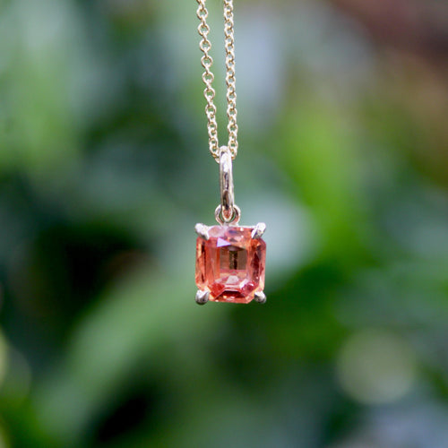 Pendentif Pendentif en or jaune 14 carats avec saphir orange 58 Facettes A2005Z
