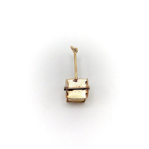 Pendentif Pendentif charm vintage chariot européen en or 14K et émail noir 58 Facettes