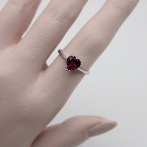 Bague 56 Bague cœur en or blanc 18k avec grenat 58 Facettes