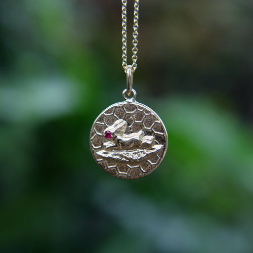 Pendentif Cute as a Button - Pendentif médaille lapin en or jaune 14K et rubis 58 Facettes