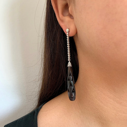 Boucles d'oreilles Assil - Boucles d’oreilles pendantes en or blanc 18K, diamants et calcédoine 58 Facettes