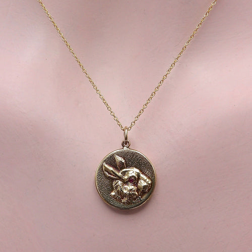 Pendentif Cute as a Button - Pendentif médaille lapin en or 14K et rubis 58 Facettes