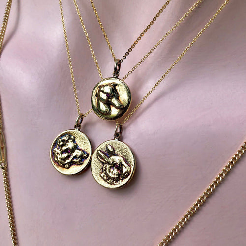 Pendentif Cute as a Button - Pendentif médaille lapin en or 14K et rubis 58 Facettes