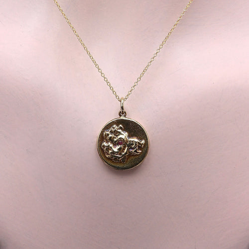 Pendentif Cute as a Button - Pendentif médaille sanglier en or 14k et rubis 58 Facettes