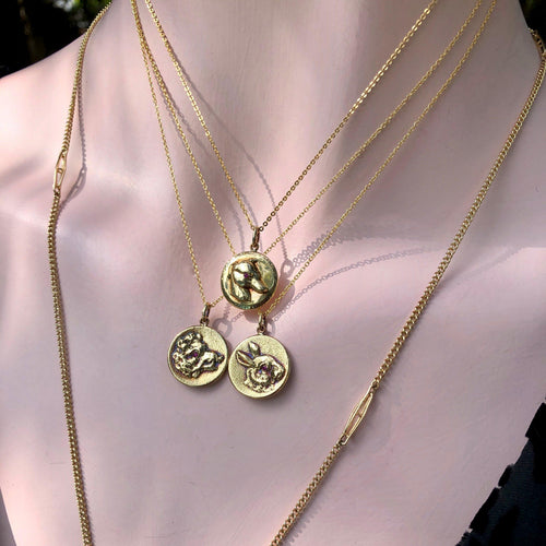Pendentif Cute as a Button - Pendentif médaille sanglier en or 14k et rubis 58 Facettes
