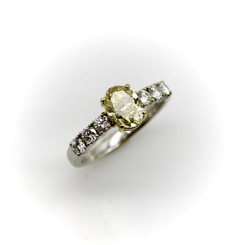 Bague 52 Bague en or 18K avec diamant jaune ovale et diamants 58 Facettes