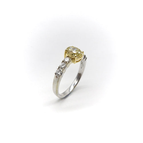 Bague 52 Bague en or 18K avec diamant jaune ovale et diamants 58 Facettes