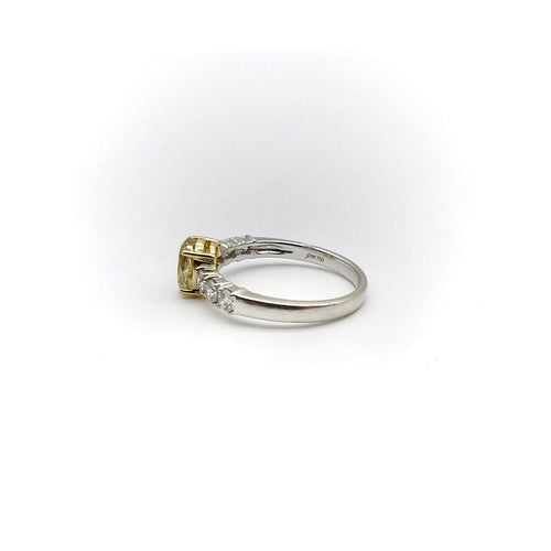 Bague 52 Bague en or 18K avec diamant jaune ovale et diamants 58 Facettes