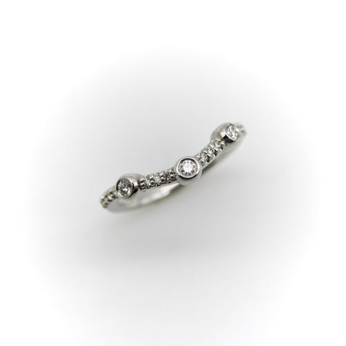 Bague 55 Bague jonc incurvée en or blanc 14K et diamants 58 Facettes