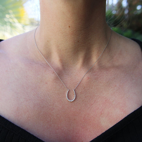 Collier Pendentif fer à cheval - Collier en or blanc 14K et diamants 58 Facettes A20035
