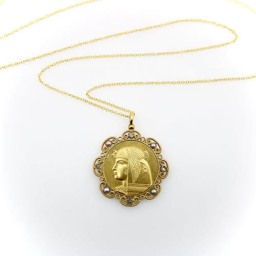 Collier Victorien - Collier pendentif Nekhbet en or 18k, diamants et perles 58 Facettes