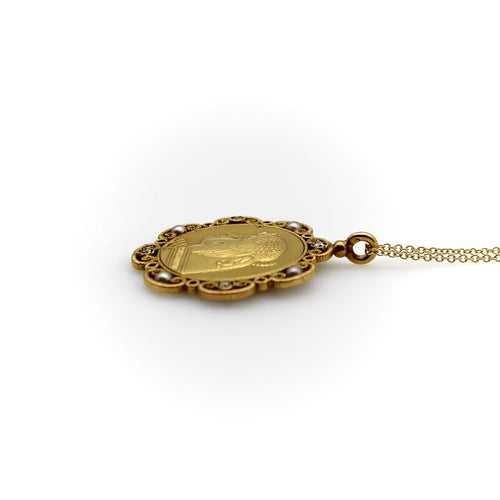Collier Victorien - Collier pendentif Nekhbet en or 18k, diamants et perles 58 Facettes