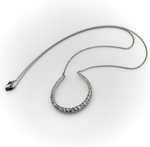 Collier Édouardien - Collier pendentif fer à cheval en platine et diamants 58 Facettes