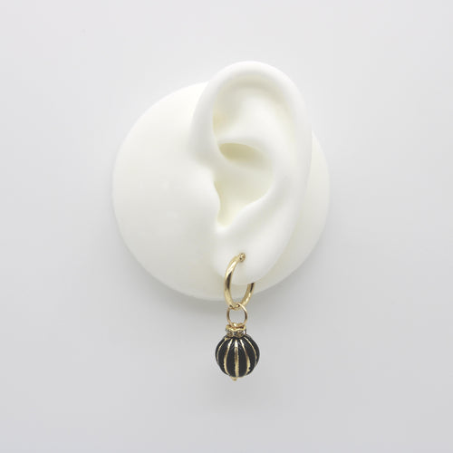 Boucles d'oreilles Vintage - Breloques ou rehausseurs de boucles d’oreilles en or jaune 14K, émail noir et verre 58 Facettes A1000Y