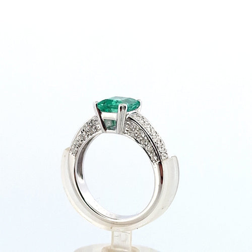 Bague 56 Bague en or blanc 18 ct avec émeraude et diamants 58 Facettes