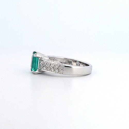 Bague 56 Bague en or blanc 18 ct avec émeraude et diamants 58 Facettes
