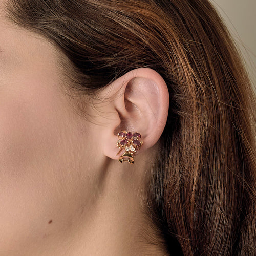 Boucles d'oreilles Boucles d’oreilles clip - Motif floral en or jaune, rubis et diamants 58 Facettes BO/250060