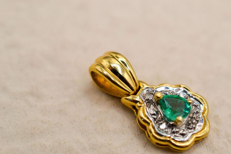 Pendentif Pendentif floral en or jaune 18 carats avec émeraude et diamants 58 Facettes 3896
