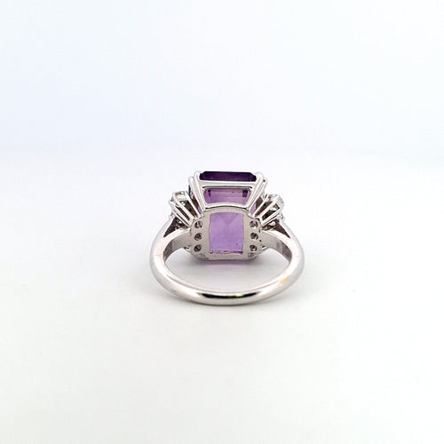 Bague 50 Bague en or blanc 18 kt avec améthyste et diamants 58 Facettes