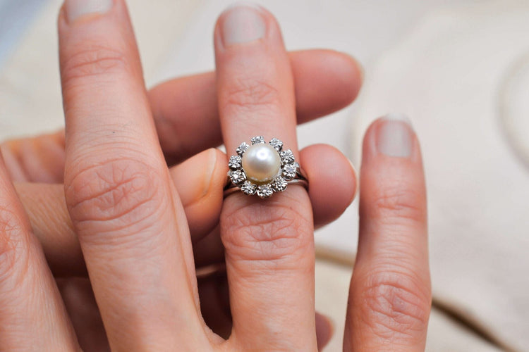 Bague 47.5 Bague circulaire perle et diamants en or blanc 18 carats 58 Facettes 3879