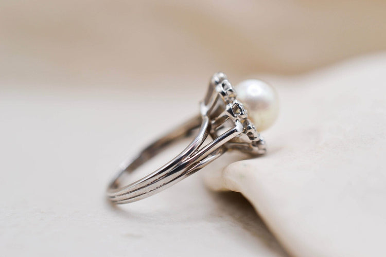 Bague 47.5 Bague circulaire perle et diamants en or blanc 18 carats 58 Facettes 3879