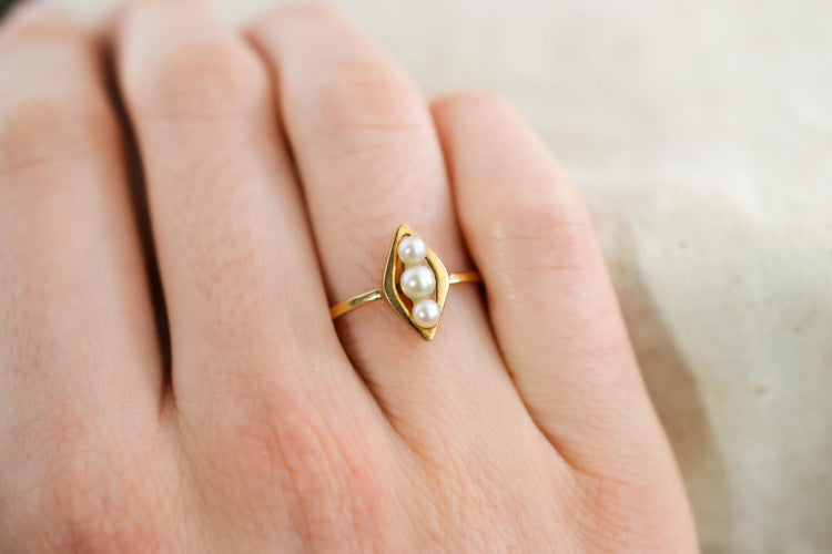 Bague 53 Bague navette en or jaune 18 carats et perles de culture 58 Facettes 3904