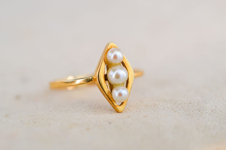 Bague 53 Bague navette en or jaune 18 carats et perles de culture 58 Facettes 3904