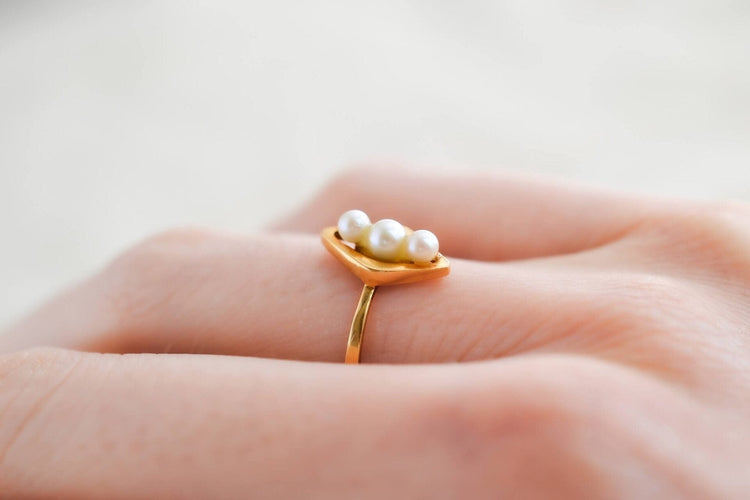 Bague 53 Bague navette en or jaune 18 carats et perles de culture 58 Facettes 3904