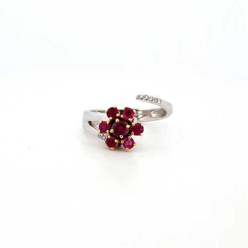 Bague 57 Bague en or jaune et blanc 18 ct avec rubis et diamants 58 Facettes