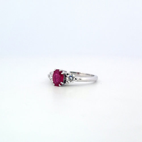 Bague 55 Bague classique - Rubis ovale et diamants en or blanc 18 kt 58 Facettes