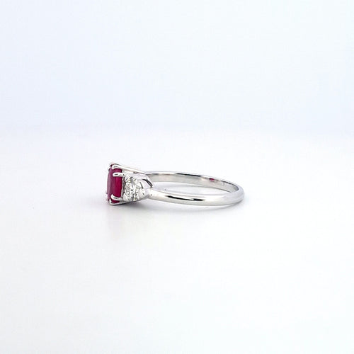 Bague 55 Bague classique - Rubis ovale et diamants en or blanc 18 kt 58 Facettes