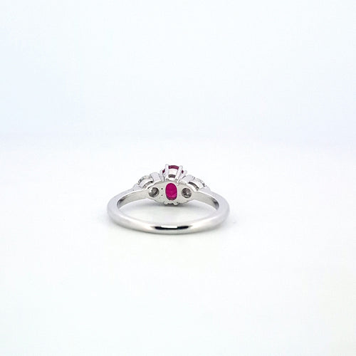 Bague 55 Bague classique - Rubis ovale et diamants en or blanc 18 kt 58 Facettes