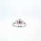 Bague 55 Bague classique - Rubis ovale et diamants en or blanc 18 kt 58 Facettes