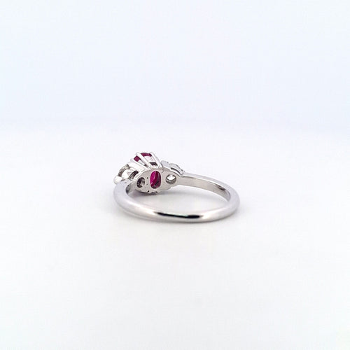 Bague 55 Bague classique - Rubis ovale et diamants en or blanc 18 kt 58 Facettes