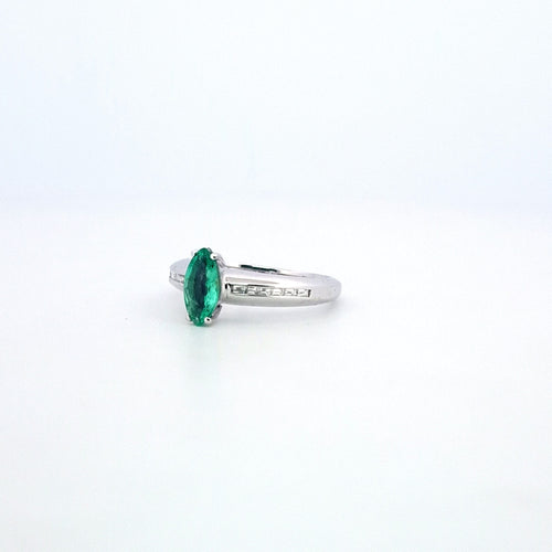 Bague 55 Bague - Or blanc 18 kt, émeraude marquise et diamants 58 Facettes
