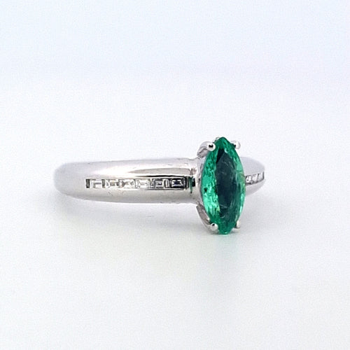 Bague 55 Bague - Or blanc 18 kt, émeraude marquise et diamants 58 Facettes