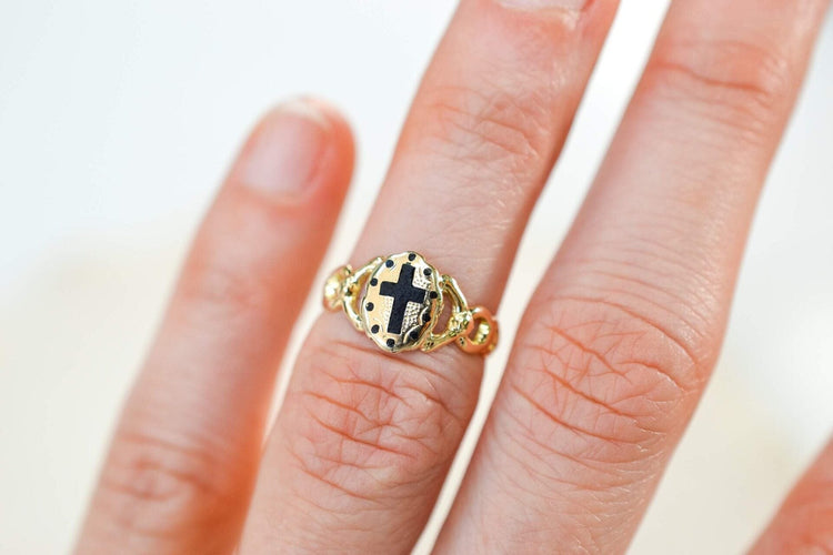 Bague 48 Bague de sentiment Croix latine en or jaune 18 carats et émail noir 58 Facettes 3912