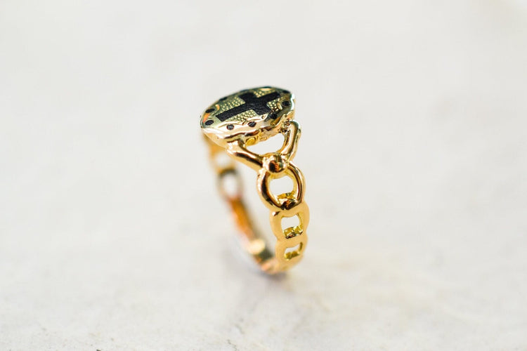 Bague 48 Bague de sentiment Croix latine en or jaune 18 carats et émail noir 58 Facettes 3912