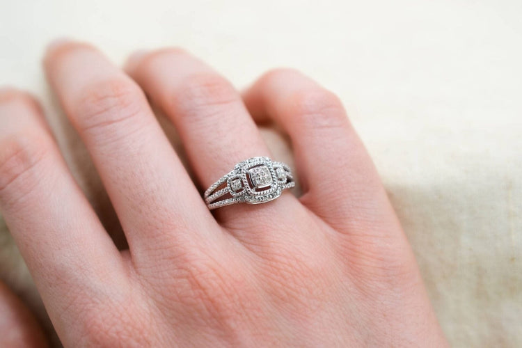 Bague 52 Bague ajourée en or blanc 18 carats sertie de diamants 58 Facettes 3875