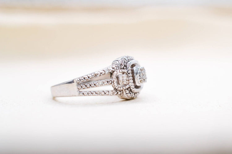 Bague 52 Bague ajourée en or blanc 18 carats sertie de diamants 58 Facettes 3875