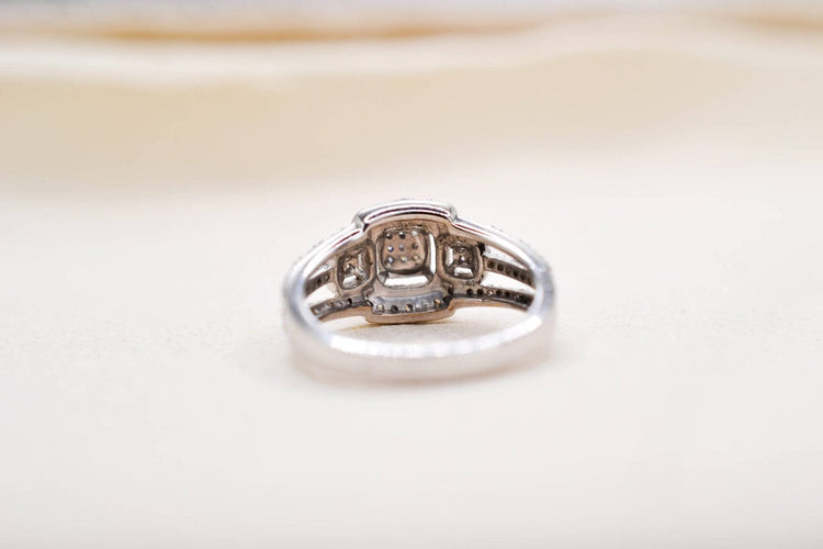 Bague 52 Bague ajourée en or blanc 18 carats sertie de diamants 58 Facettes 3875