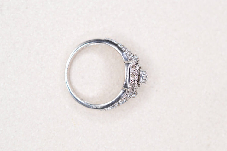 Bague 52 Bague ajourée en or blanc 18 carats sertie de diamants 58 Facettes 3875