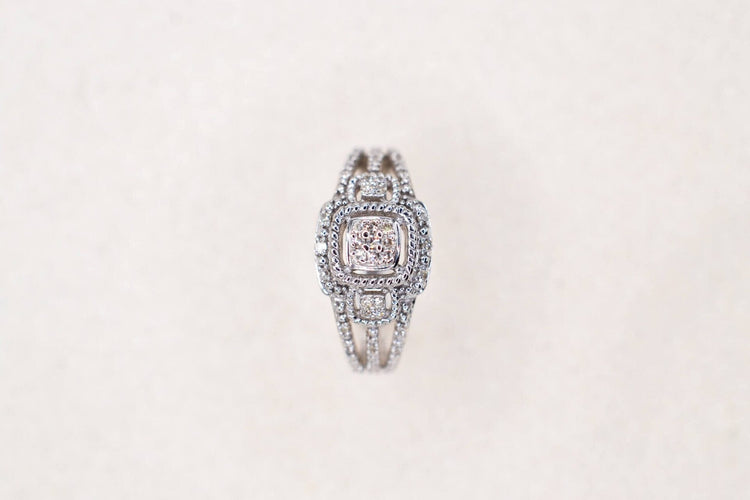 Bague 52 Bague ajourée en or blanc 18 carats sertie de diamants 58 Facettes 3875