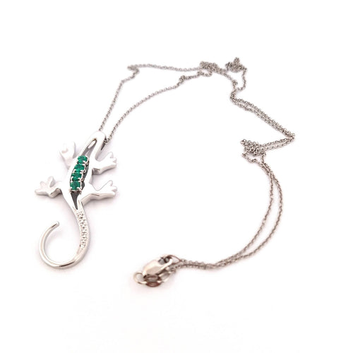 Collier Collier et pendentif lézard en or blanc 18 ct, émeraudes et diamants 58 Facettes