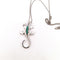 Collier Collier et pendentif lézard en or blanc 18 ct, émeraudes et diamants 58 Facettes