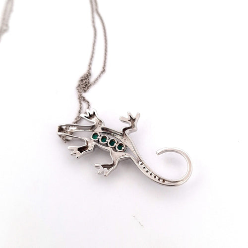 Collier Collier et pendentif lézard en or blanc 18 ct, émeraudes et diamants 58 Facettes