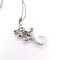 Collier Collier et pendentif lézard en or blanc 18 ct, émeraudes et diamants 58 Facettes