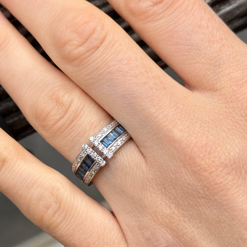 Bague 54 Bague n° 129 - Bague bandeau en or gris 18 carats, saphirs et diamants 58 Facettes