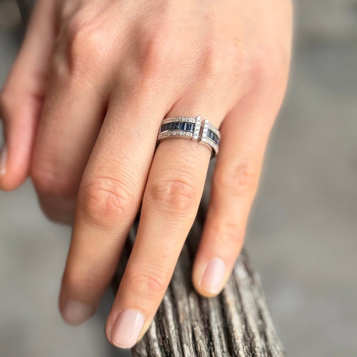https://cdn.shopify.com/s/files/1/0943/8576/6747/files/bague-saphirs-rectangles-diamants.jpg?v=1771519937