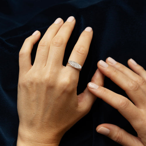 Bague 57 Bague n°134 - Bague en or gris 18 carats et diamants 58 Facettes